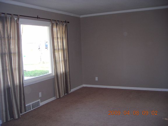 7239 Horton, Living Room