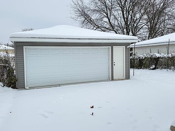 3rd image of 18037 Edwards Ave
