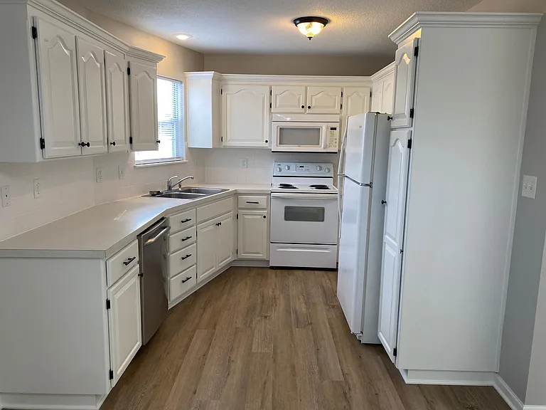 220 SW Chartwell Cir #220 — Photo 5