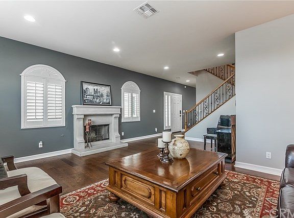 3rd image of 4337 W 190th St