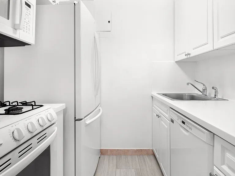 136 E 55th St #2R — Photo 3