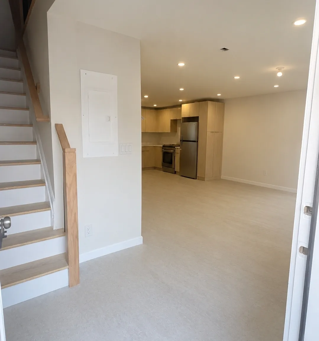 3 bed, 1.5 bath, 1240 sqft, $3,000 — Photo 3