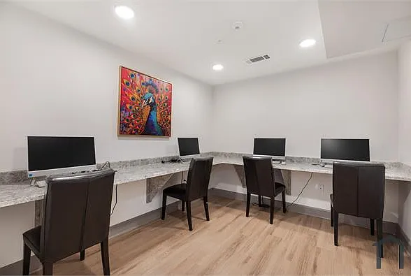 2 bed, 900 sqft, $1,400 — Photo 3