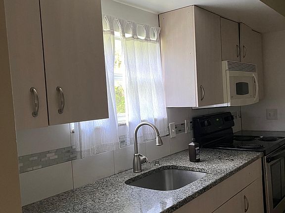 3rd image of 331 Everglades Blvd S