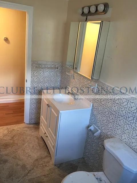 3 bed, 1.0 bath, 1200 sqft, $3,000 — Photo 2