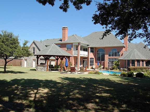 3rd image of 833 Castle Creek Dr
