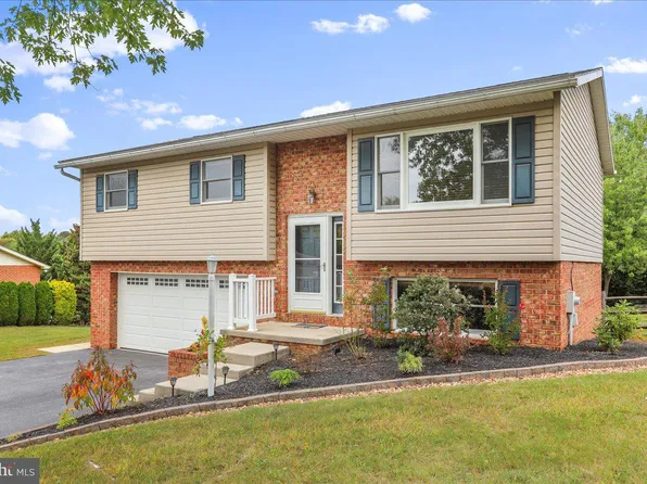 1657 W Strohm Dr, Chambersburg, PA 17202