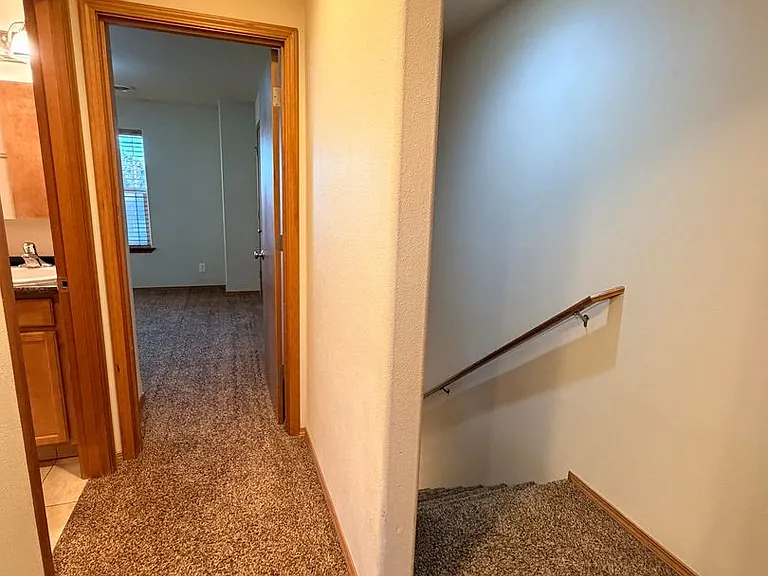 435 E St NE — Photo 8
