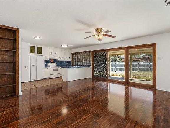 3rd image of 1002 Greenbriar Dr