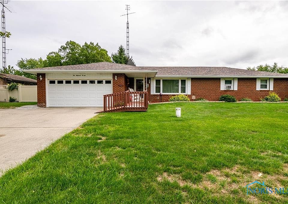 1st image of 215 Lakeview Dr