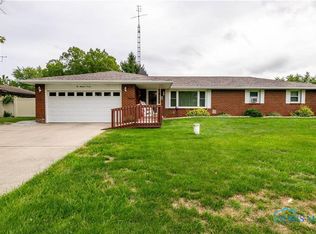215 Lakeview Dr, Defiance, OH 43512