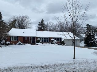 25 Huntington Ct, Williamsville, NY 14221