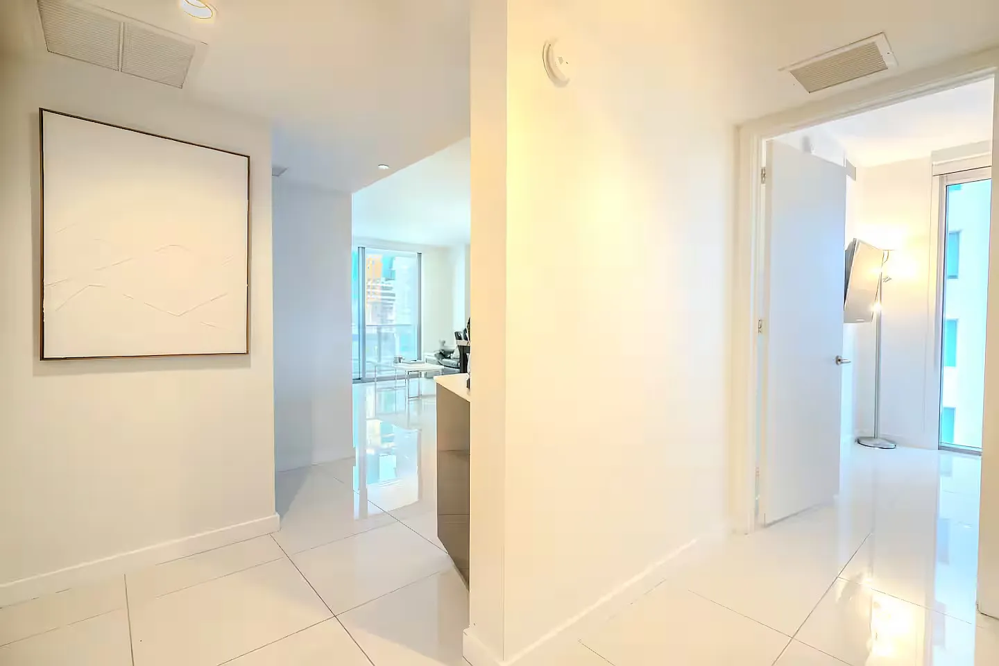 2 bed, 842 sqft, $4,900 — Photo 2