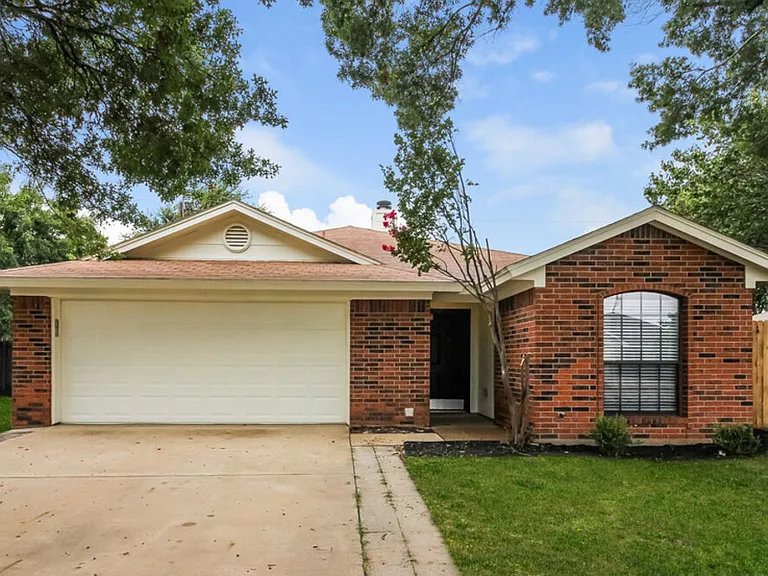 907 Park Place Blvd — Photo 1