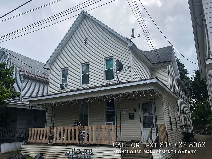 Clean 2 bedroom upper available! — Photo 1
