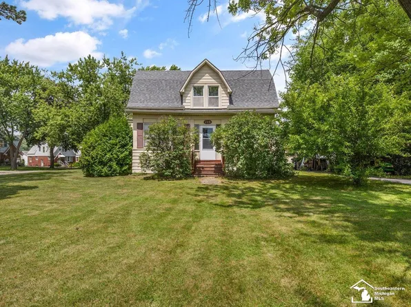 719 Cole Rd, Monroe, MI 48162