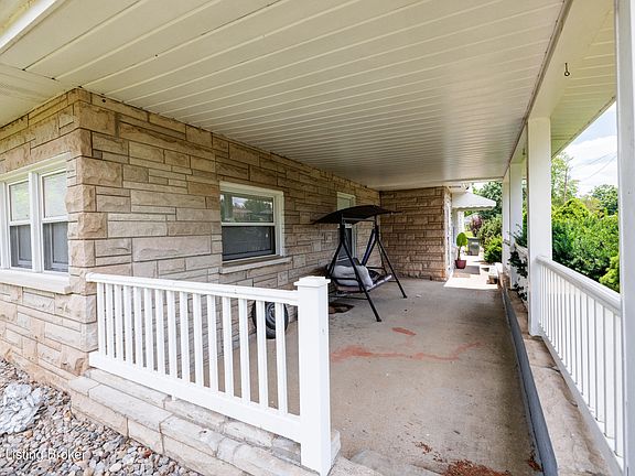 3rd image of 828 W Elm Rd