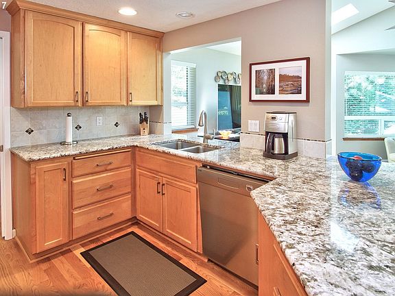 3rd image of 828 SE 39th Ct