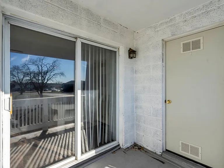 Chateau Apartments — Photo 24