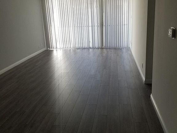 3rd image of 13907 Oxnard St APT 10