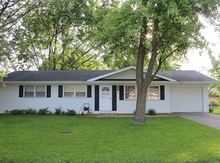521 Orchard Ln, Arthur, IL 61911