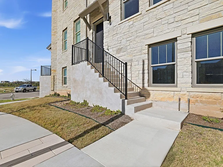 905 Pullman St — Photo 32