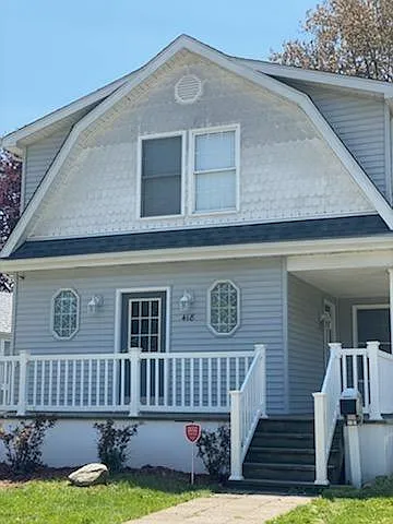 418 Melrose St photo 1