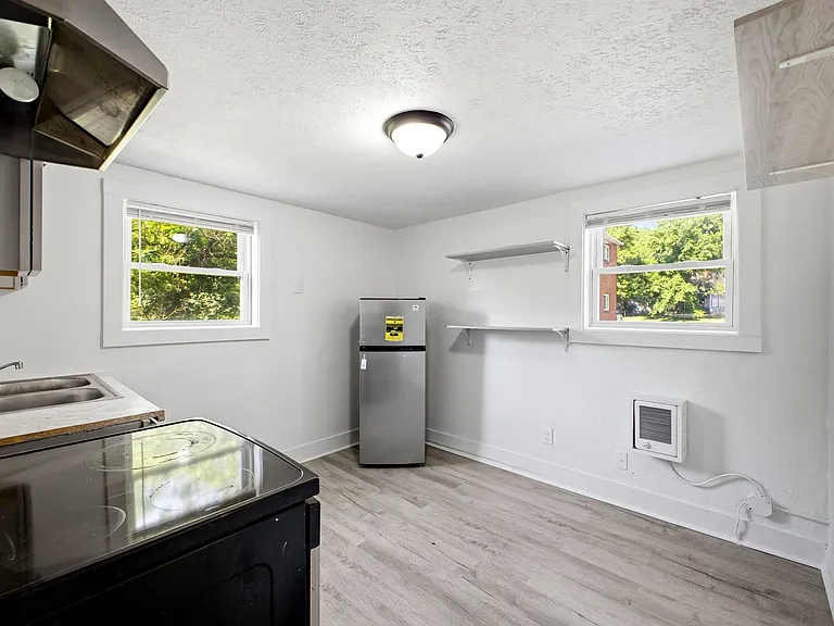 486 Hanley St — Photo 7