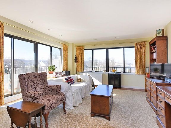 3rd image of 31 Hylan Blvd APT 3D