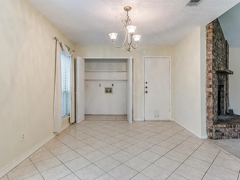 808 Sandhurst Dr — Photo 11