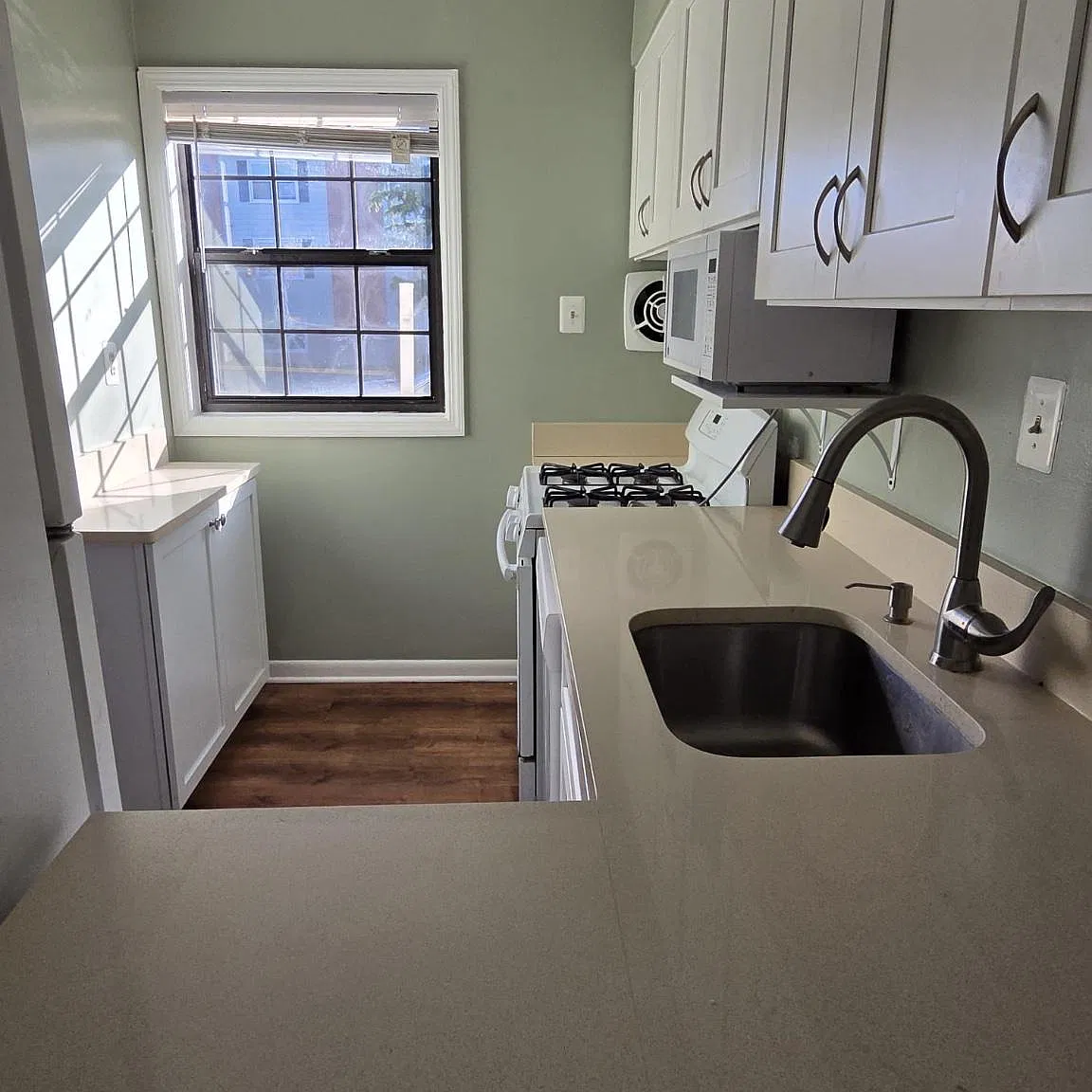 Oxford Row Condos — Photo 4