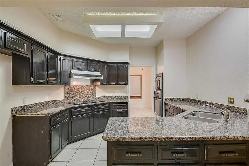 512 Country Wood Court — Photo 2