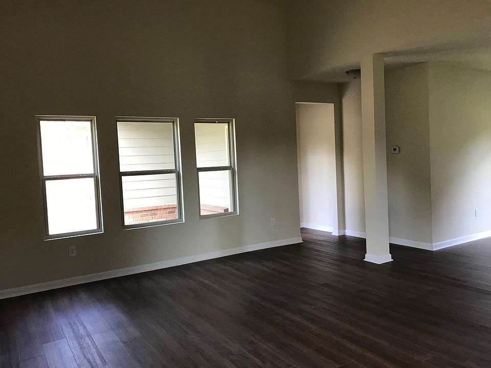 1st image of 557 Tulip Ln