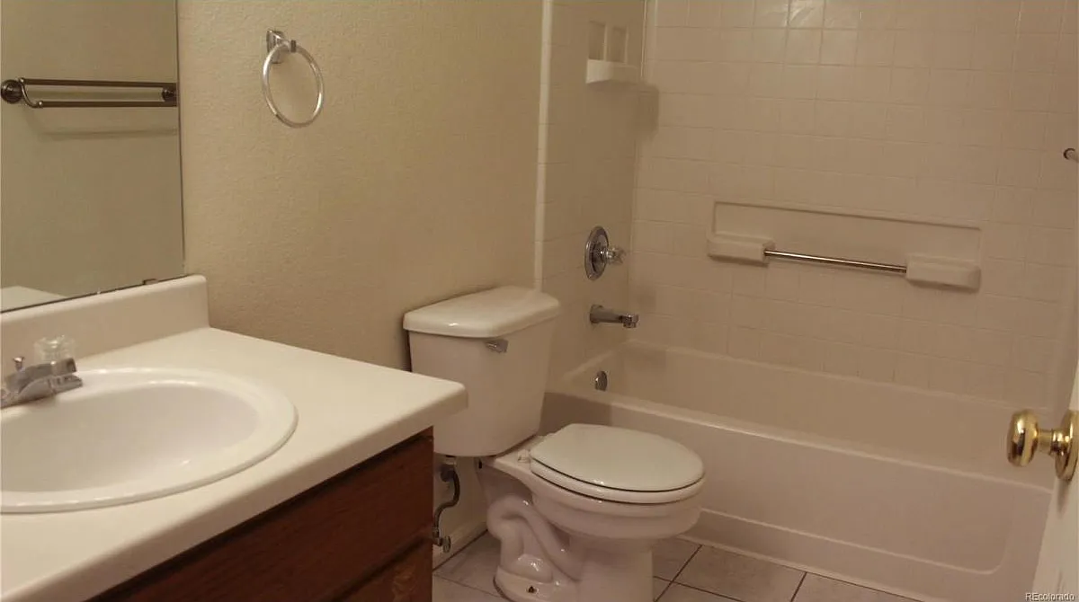 4 bed, 2252 sqft, $3,295 — Photo 2