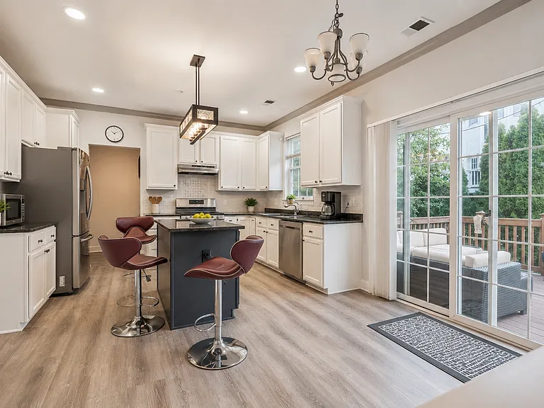 19 Hyde Park Dr — Photo 13