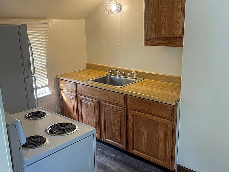122-124 S Maple St — Photo 3