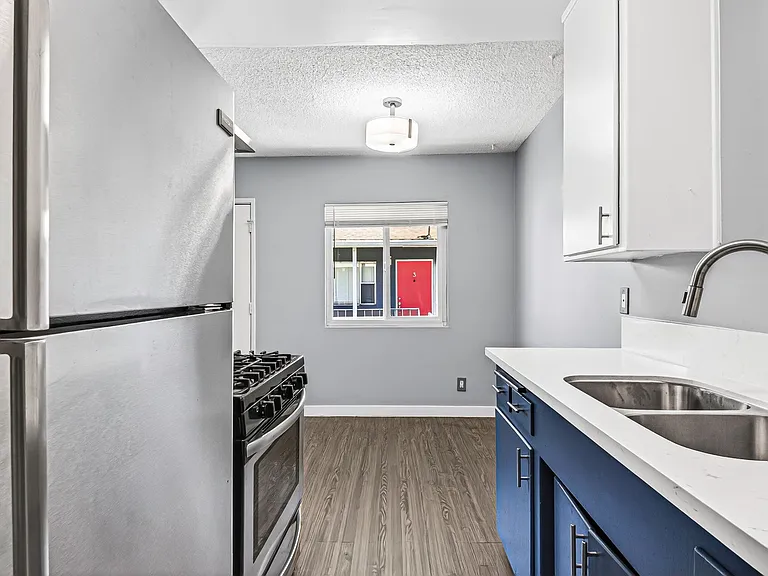 539 E 11th Street — Photo 10