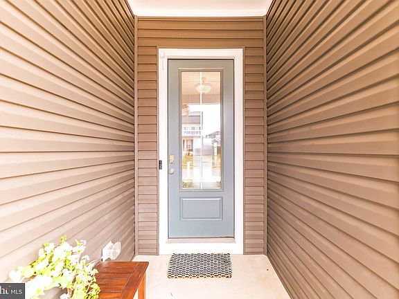2nd image of 991 Forsythia Ln