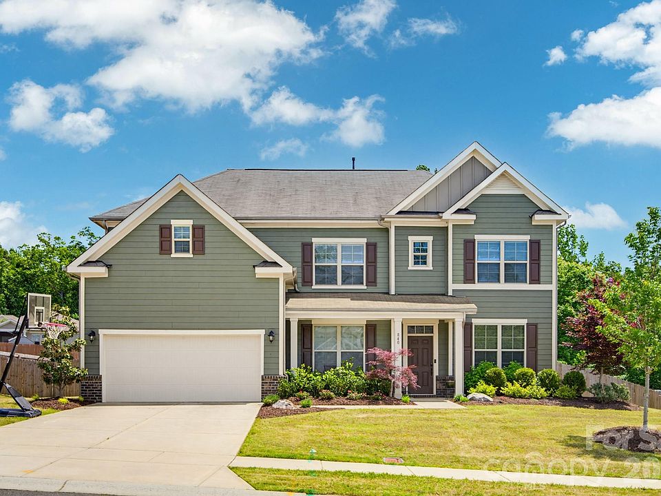 1st image of 840 Oak Manor Dr SE