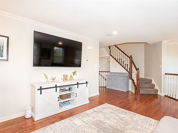 3rd image of 501 Raymond Dr N