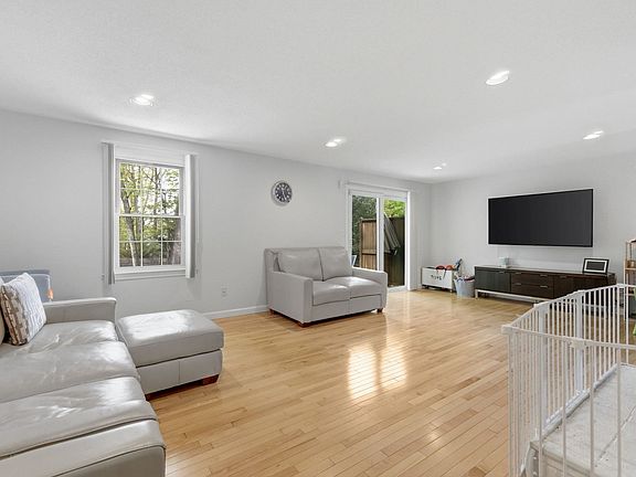 5th image of 27 Fairway Cir