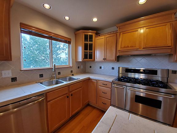 kitchen/ Stove pictured has been replaced.