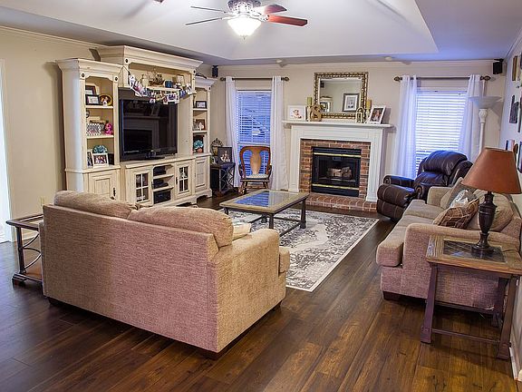 5th image of 301 Laurel Dr