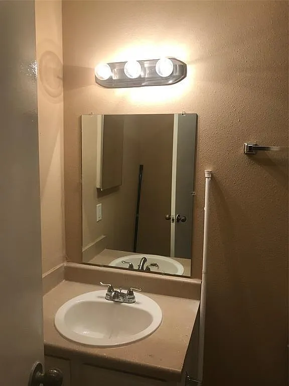 3 bed, 1.5 bath, 1288 sqft, $1,499 — Photo 3