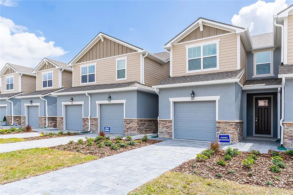 3 bed, 2.5 bath, 1559 sqft, $2,380 — Photo 2