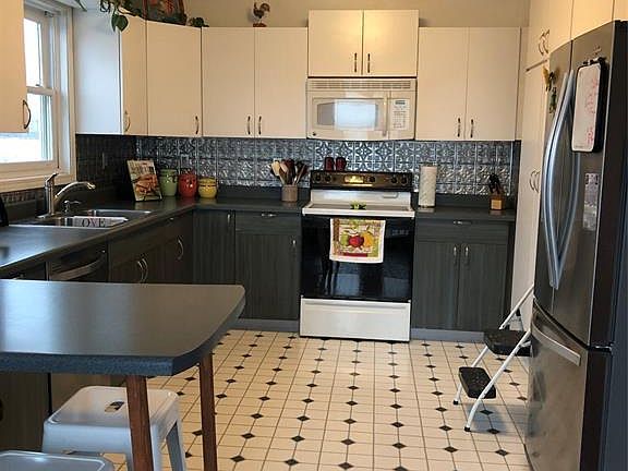 5th image of 103 Pine St E