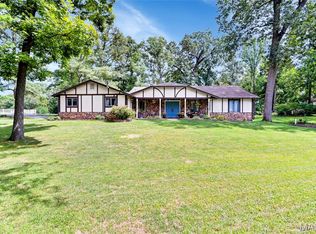 100 Lakewood Dr, Columbia, IL 62236