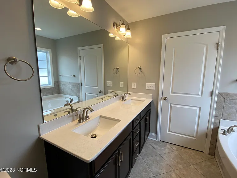 2417 Zircon Dr — Photo 10