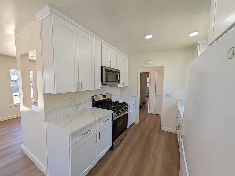 469 E Bonita Ave — Photo 3