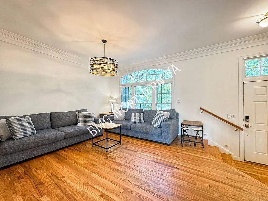 Stunning 3 Bed 2/2 Bath Brick Townhome With Deck And Patio In Scenic South Riding — Photo 2
